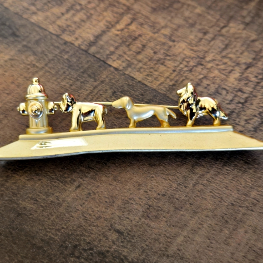 VINTAGE pin dogs lining up to pee on hydrant 1980s